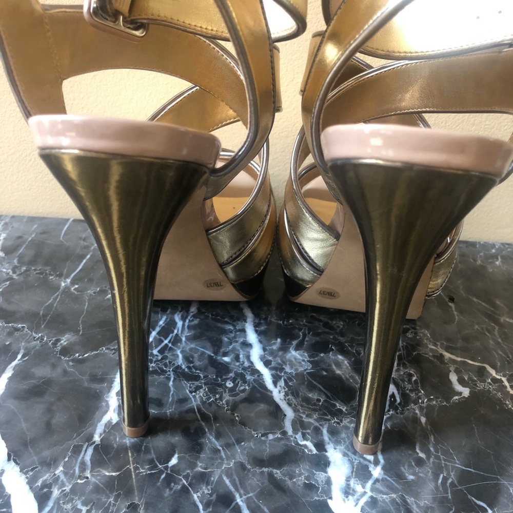 Ladies Platform Two-Tone Sandals. 4”heel,1”front platform. Only worn twice.